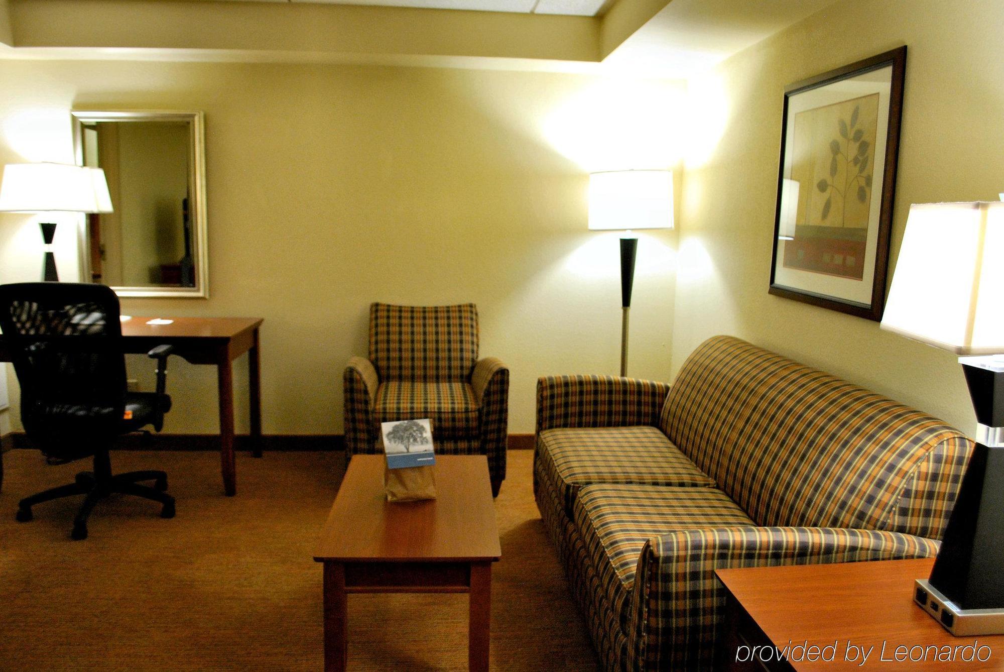 Hampton Inn Raleigh Capital Blvd North Room photo