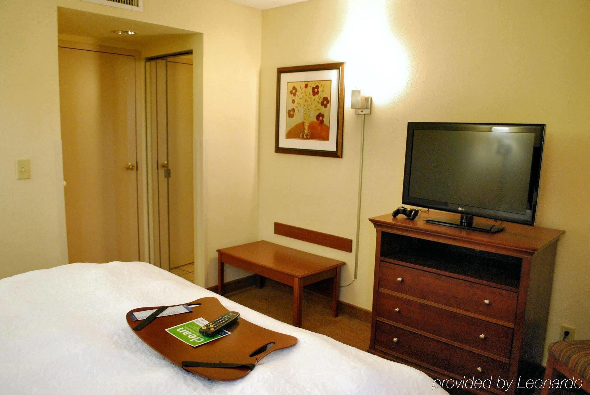 Hampton Inn Raleigh Capital Blvd North Room photo