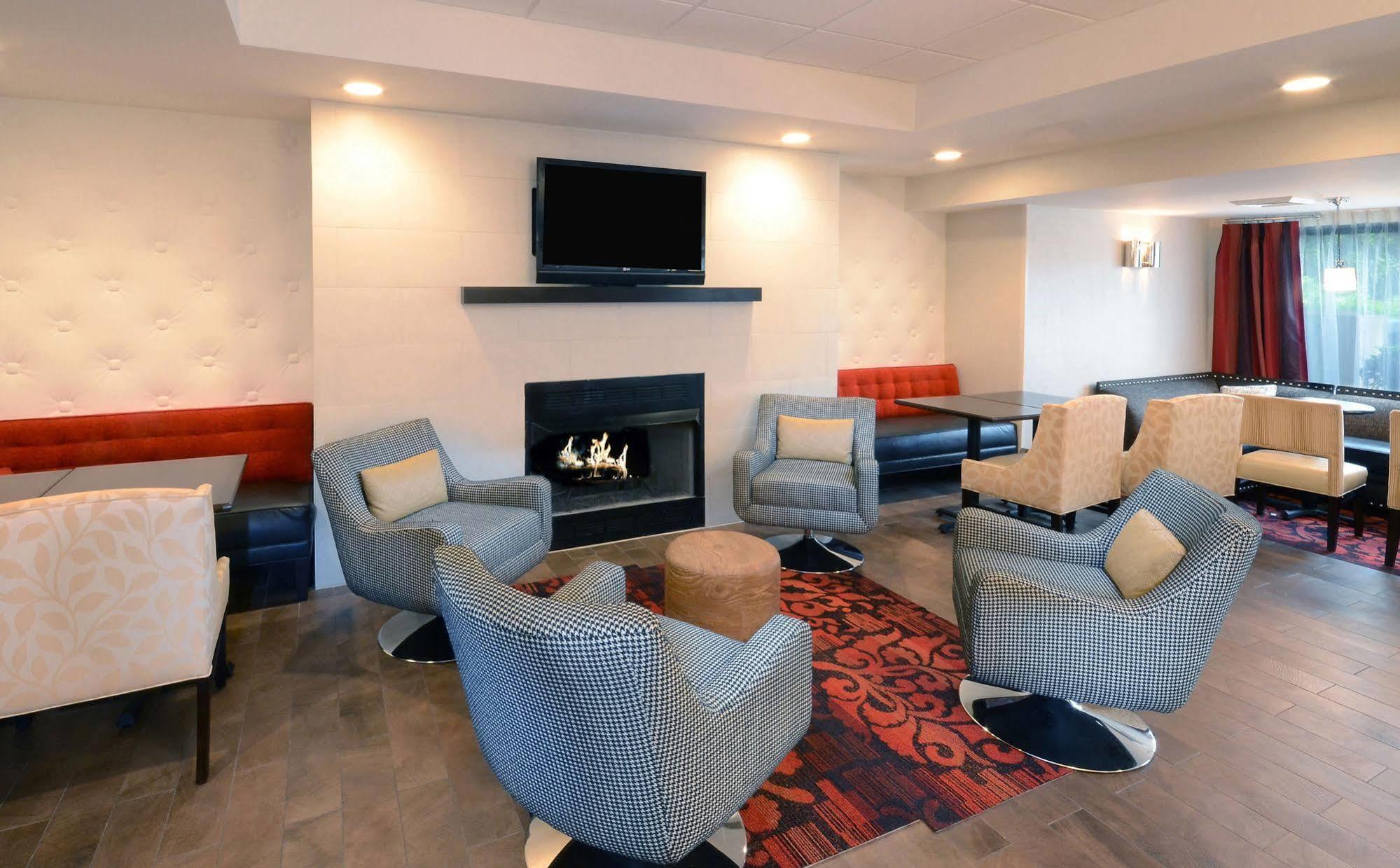Hampton Inn Raleigh Capital Blvd North Exterior photo