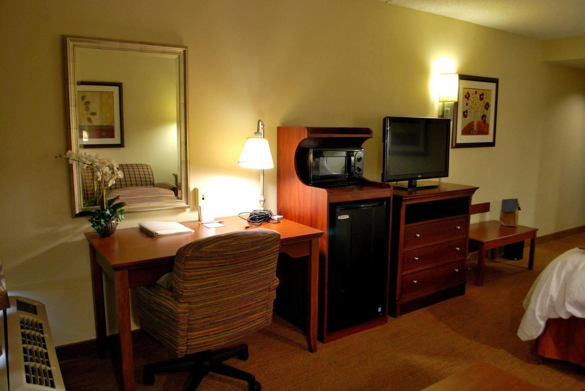 Hampton Inn Raleigh Capital Blvd North Room photo